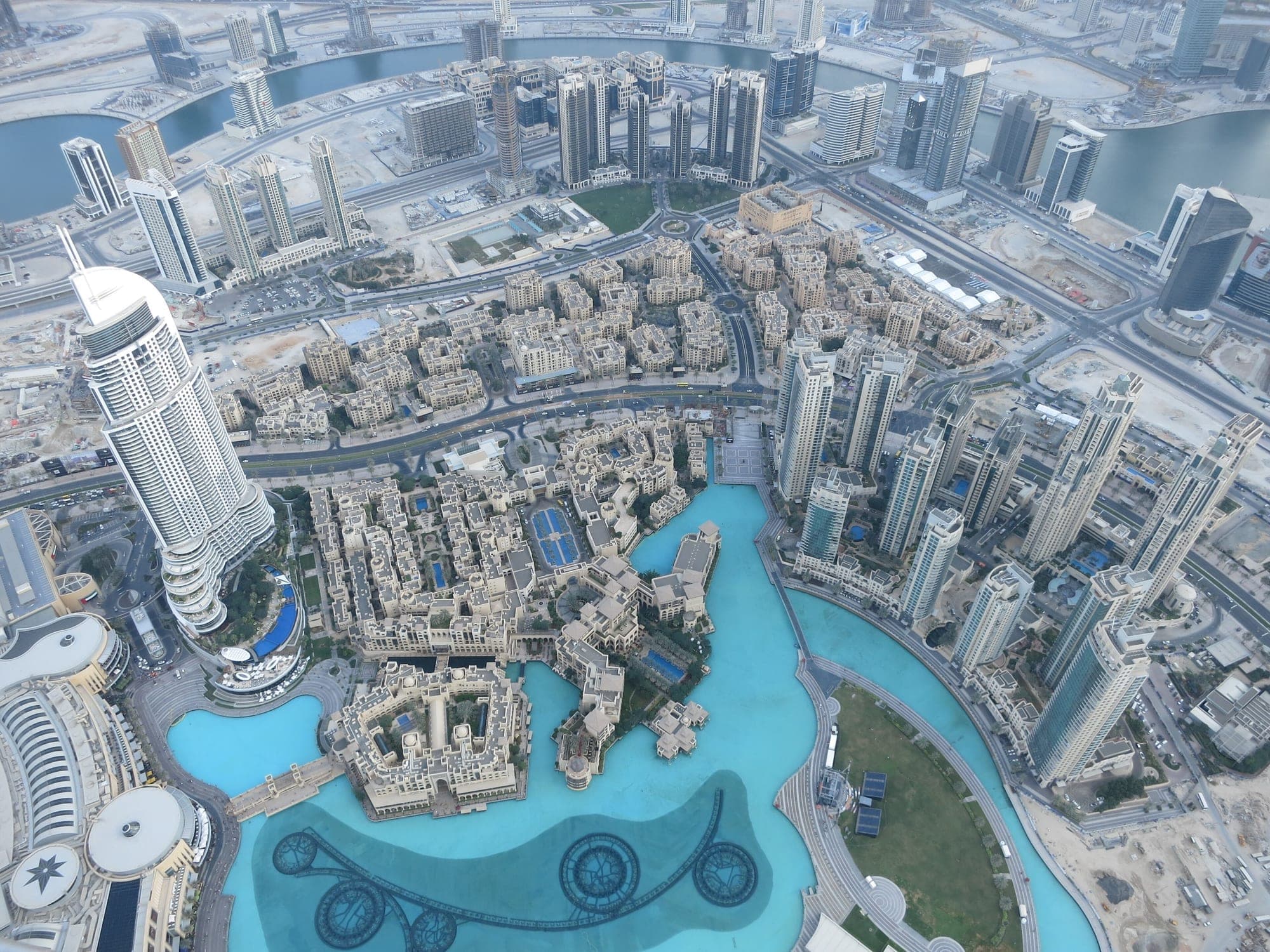 The fountain and Burj Khalifa outside Dubai Mall